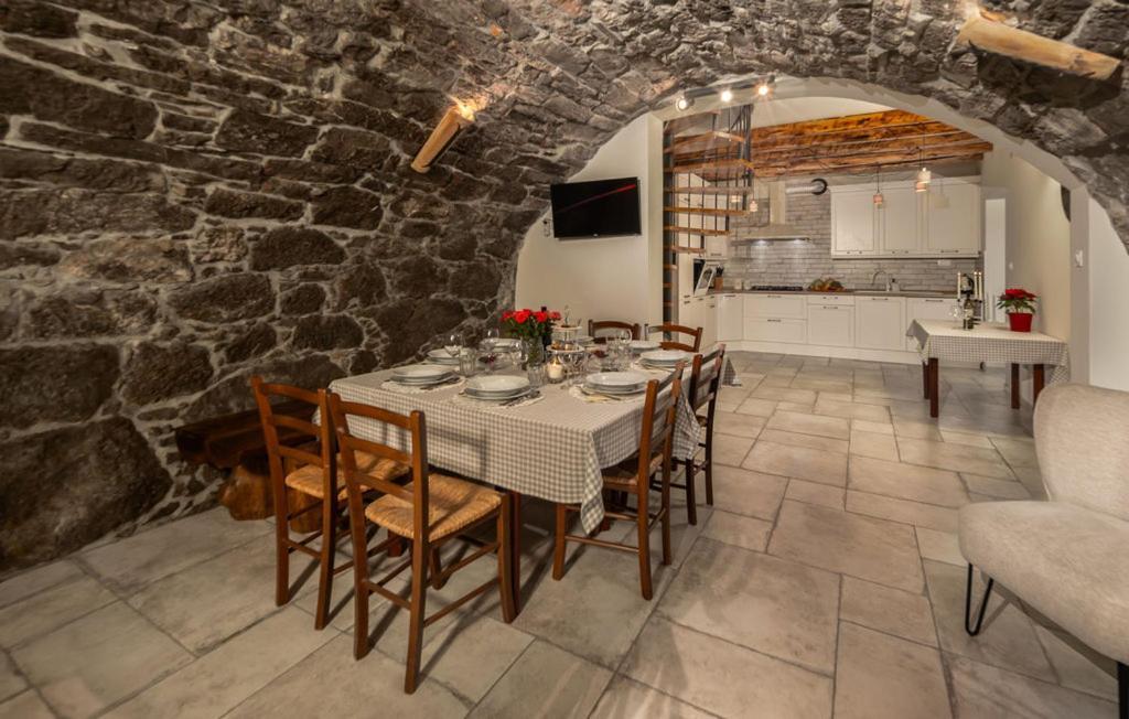 Stancija Kavali Stone House, Zvoneca-opatija Frühstückspension